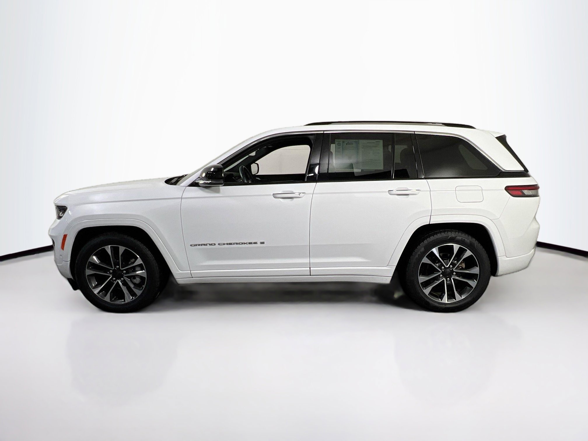 Used 2022 Jeep Grand Cherokee Overland AWD/4WD image 8