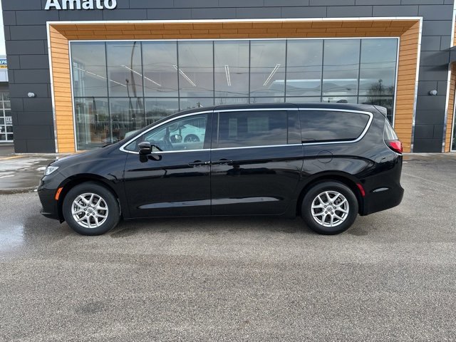 Used 2024 Chrysler Pacifica Touring-L image 9