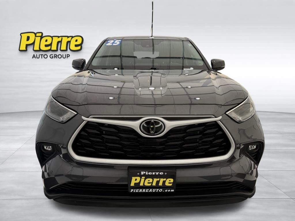 Used 2025 Toyota Highlander LE image 8