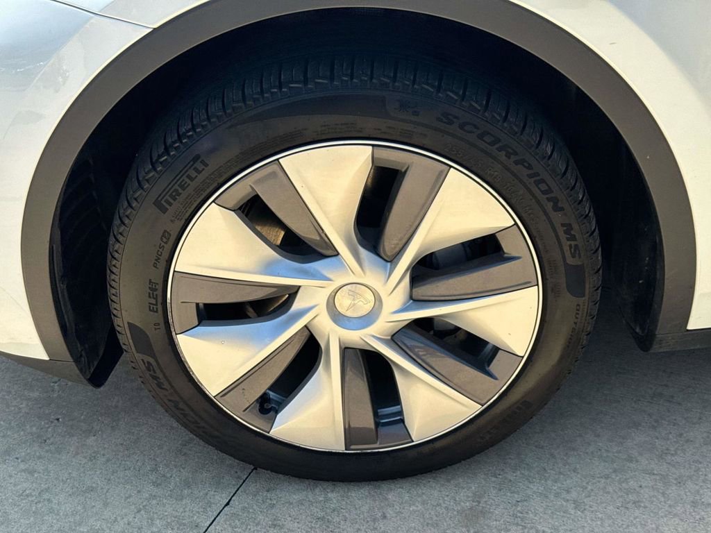 Used 2024 Tesla Model Y Long Range AWD/4WD image 4
