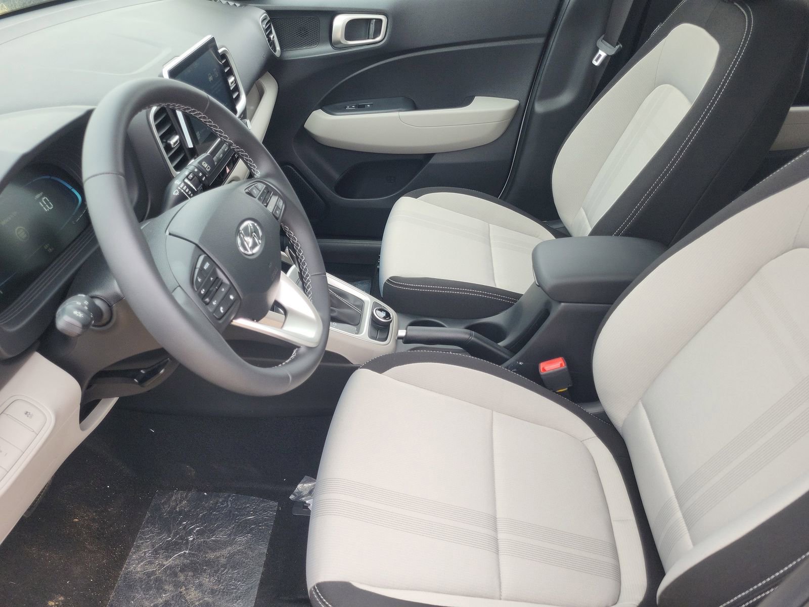 Used 2025 Hyundai Venue SEL image 6