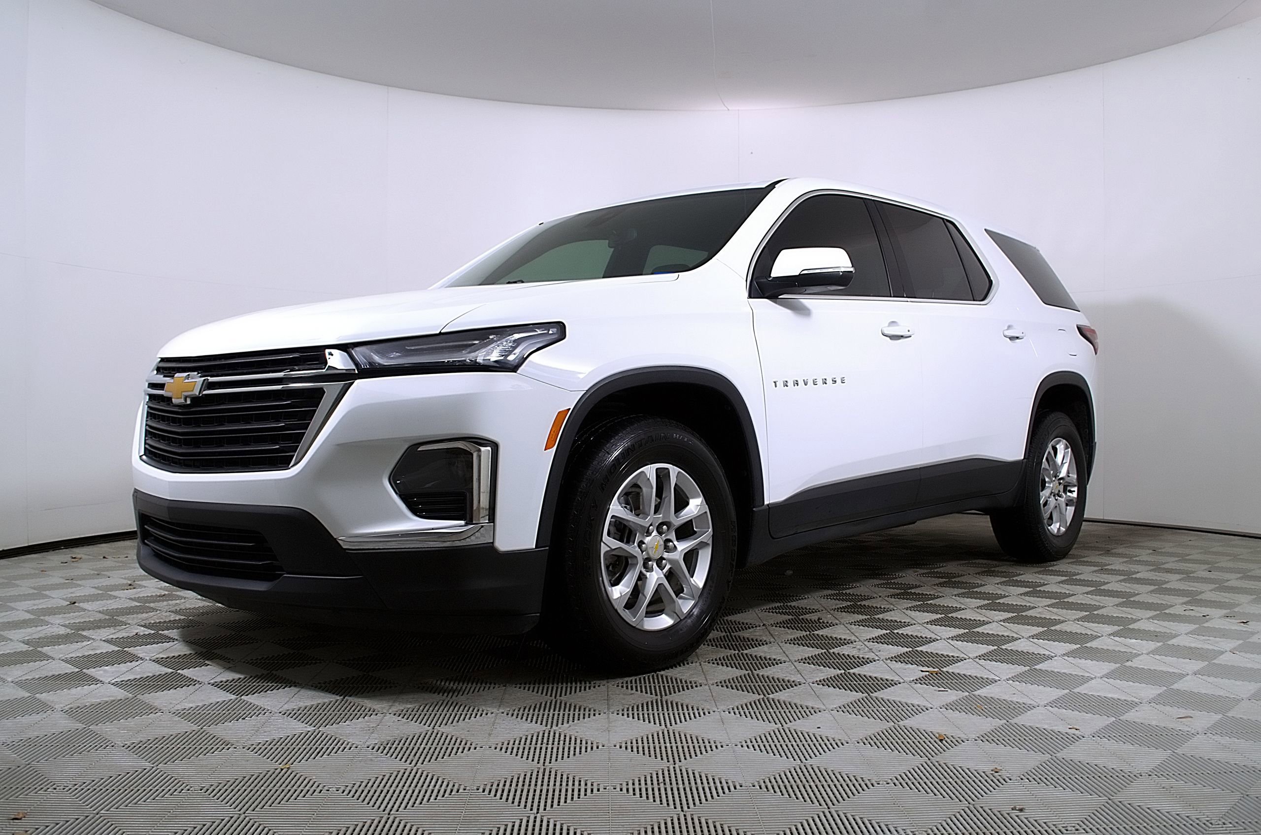 Used 2023 Chevrolet Traverse LS w/ Safety Package FWD image 3