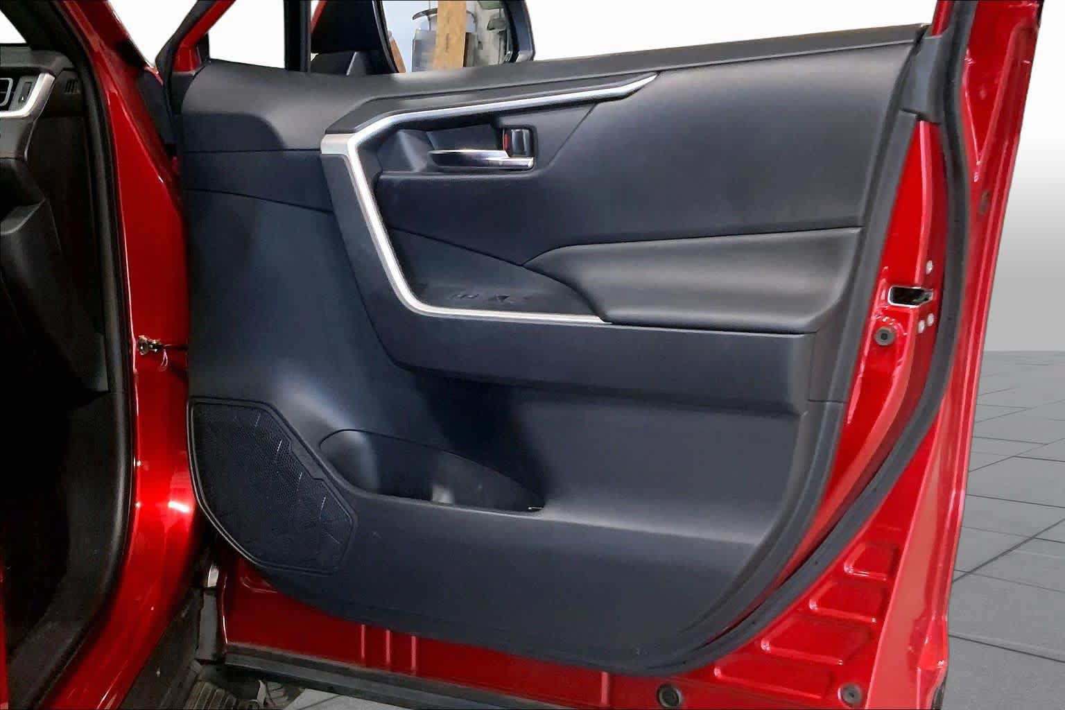 Used 2022 Toyota RAV4 SE w/ Weather & Moonroof Package AWD/4WD image 23