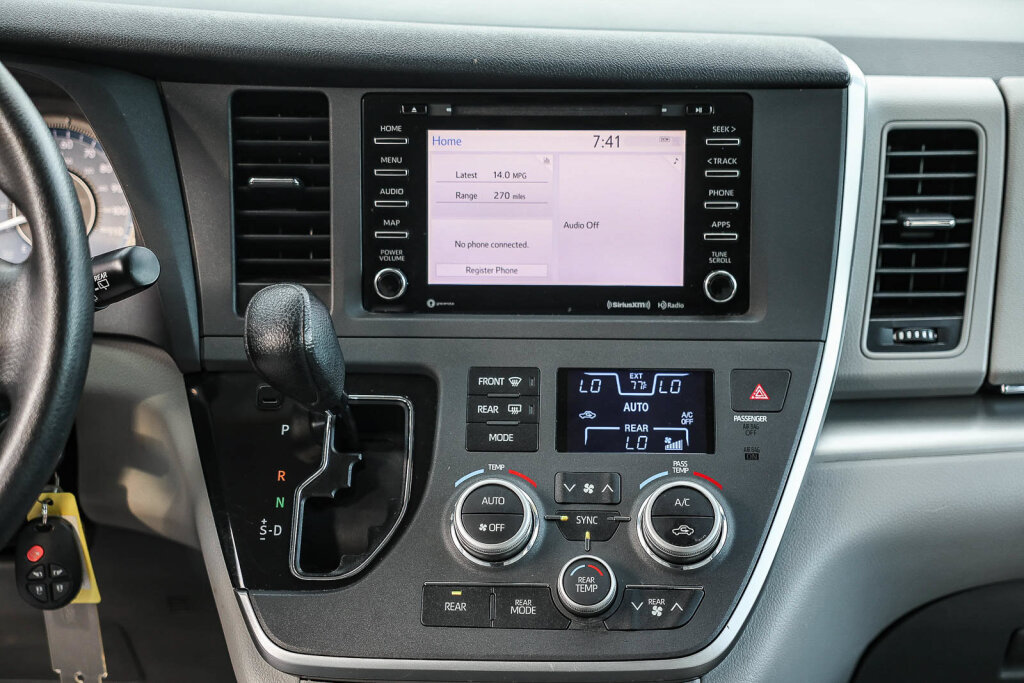 Used 2020 Toyota Sienna LE FWD image 3