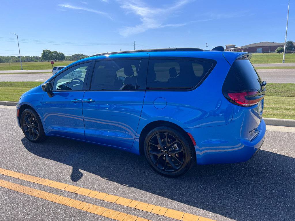 New 2026 Chrysler Pacifica Select w/ S Appearance Package FWD image 10