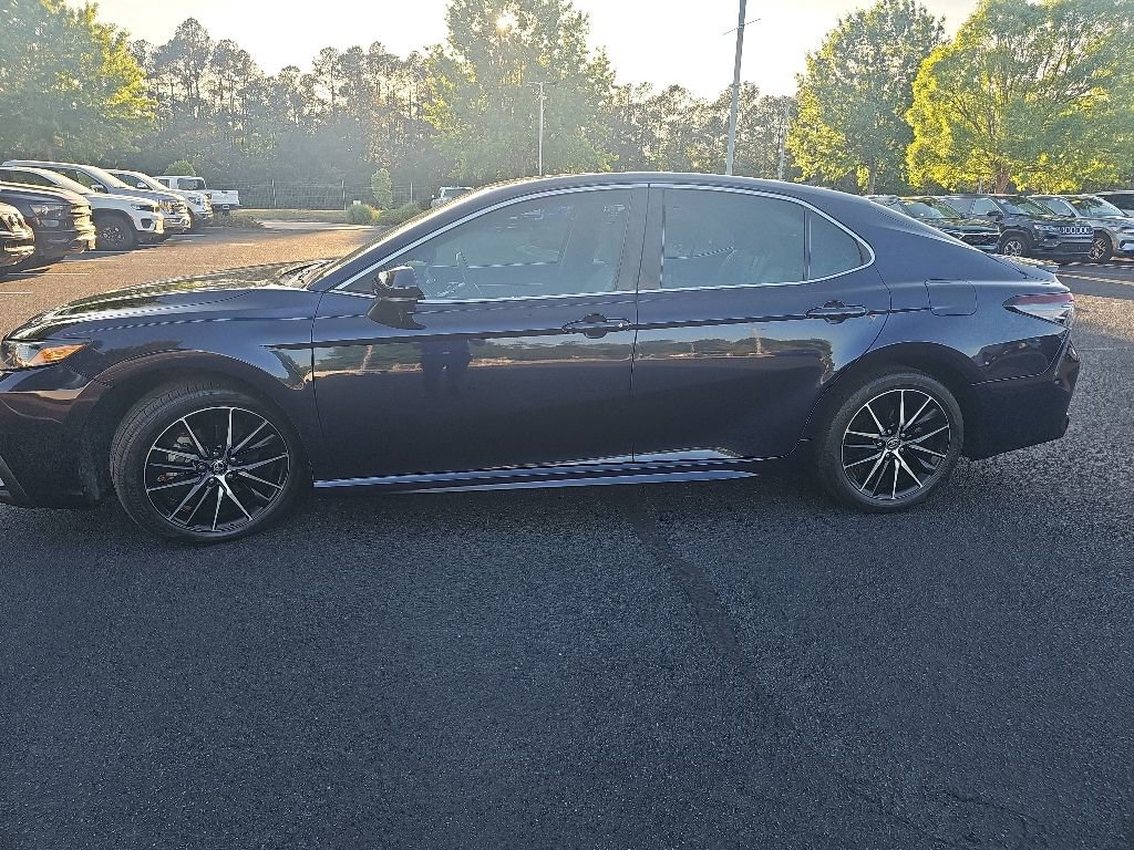 Used 2021 Toyota Camry SE FWD image 2