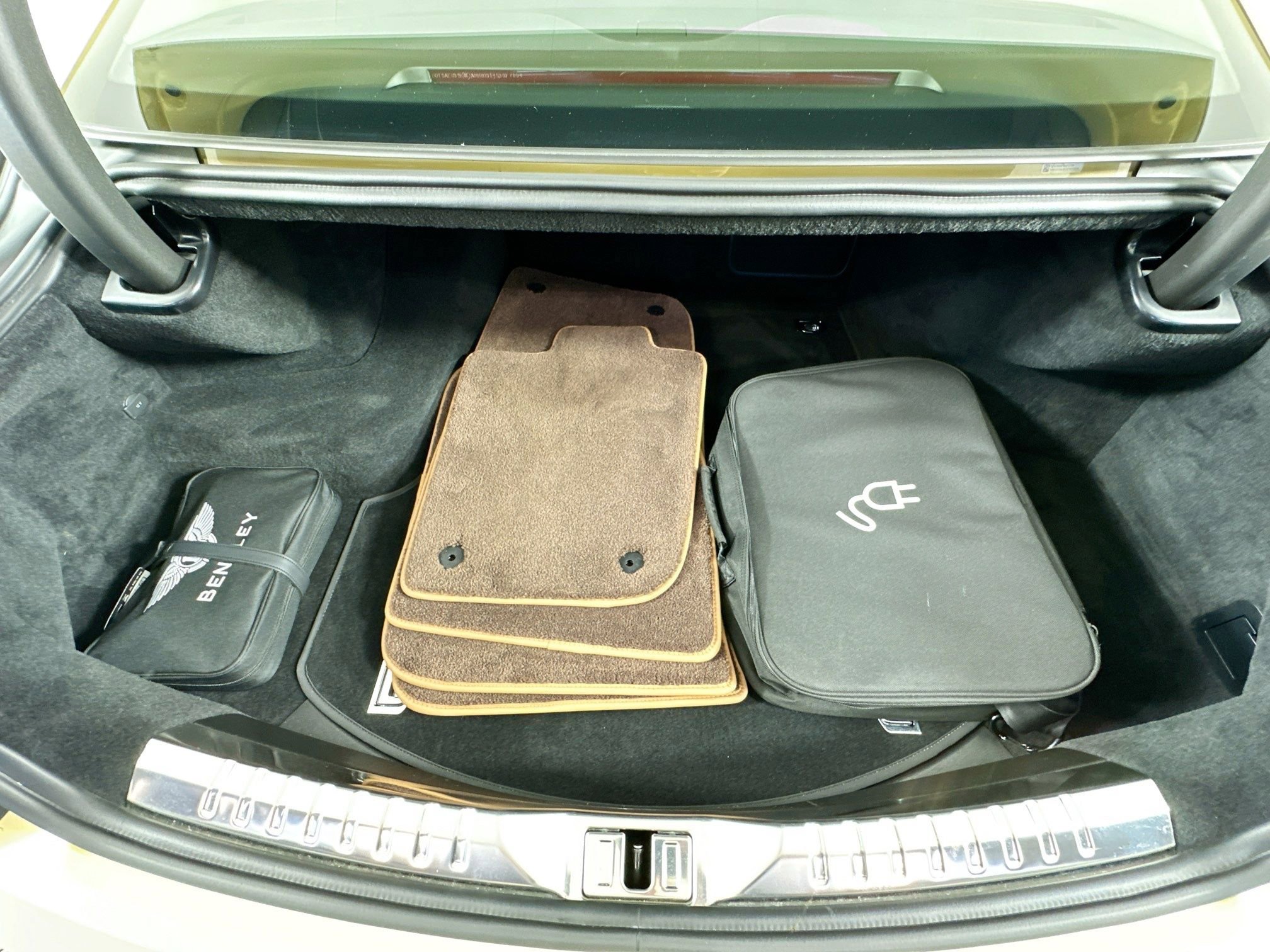 Used 2023 Bentley Flying Spur Plug-In Hybrid image 30