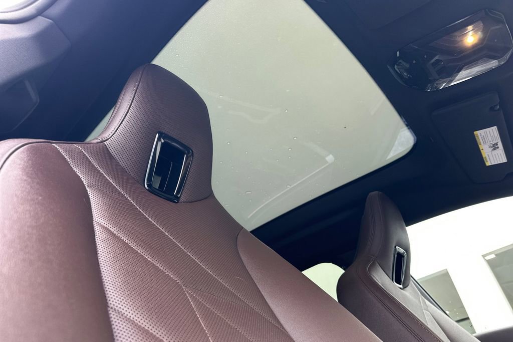 Used 2023 BMW iX xDrive50 w/ Premium Package image 18