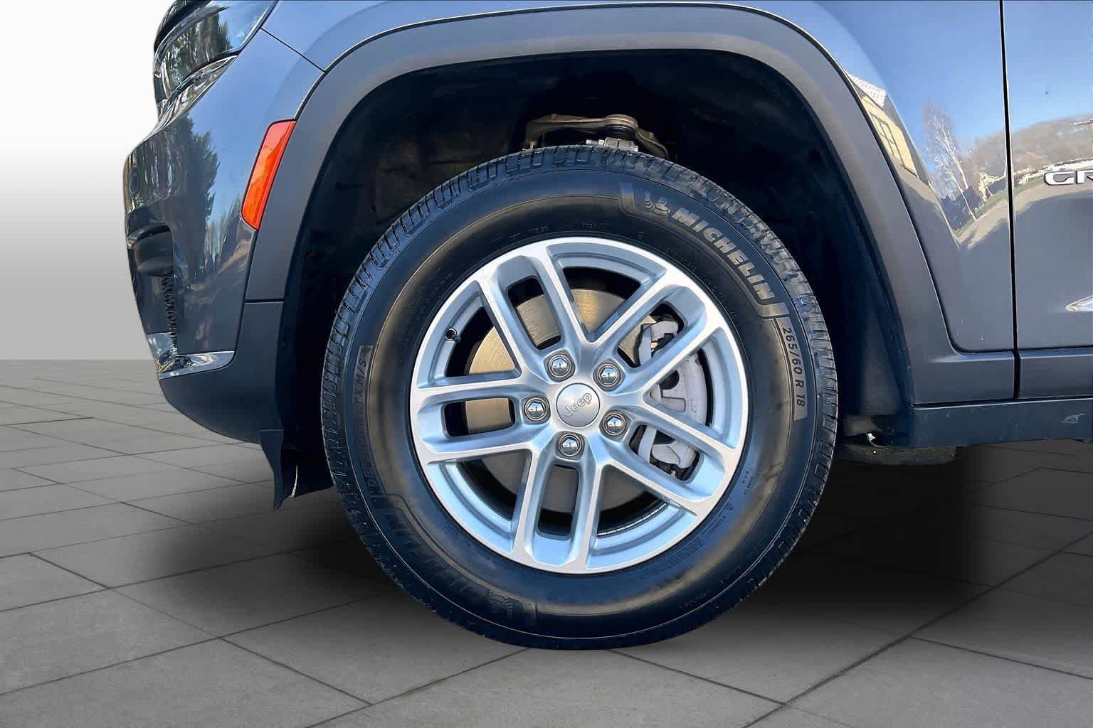 Used 2025 Jeep Grand Cherokee L Laredo AWD/4WD image 10