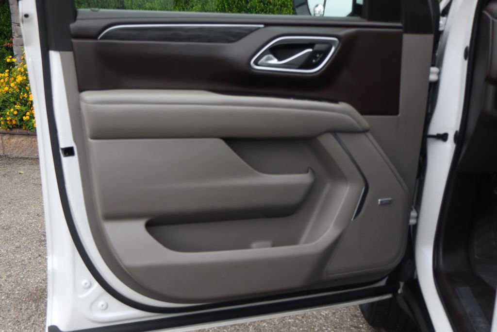 Used 2021 GMC Yukon XL SLT w/ SLT Premium Package image 16