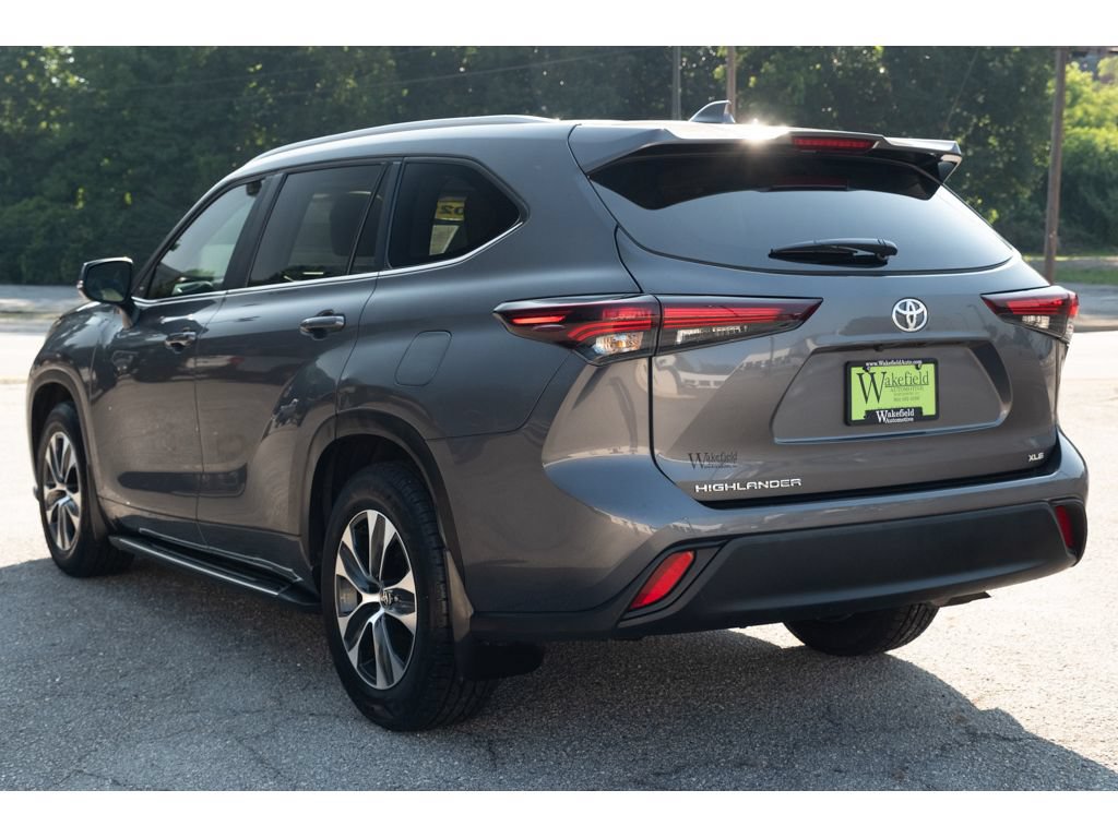 Used 2025 Toyota Highlander XLE FWD image 6