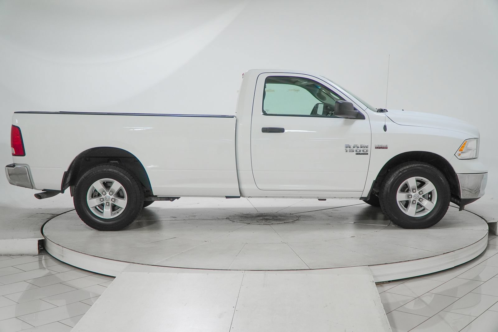 Used 2022 RAM 1500 Classic SLT AWD/4WD image 13