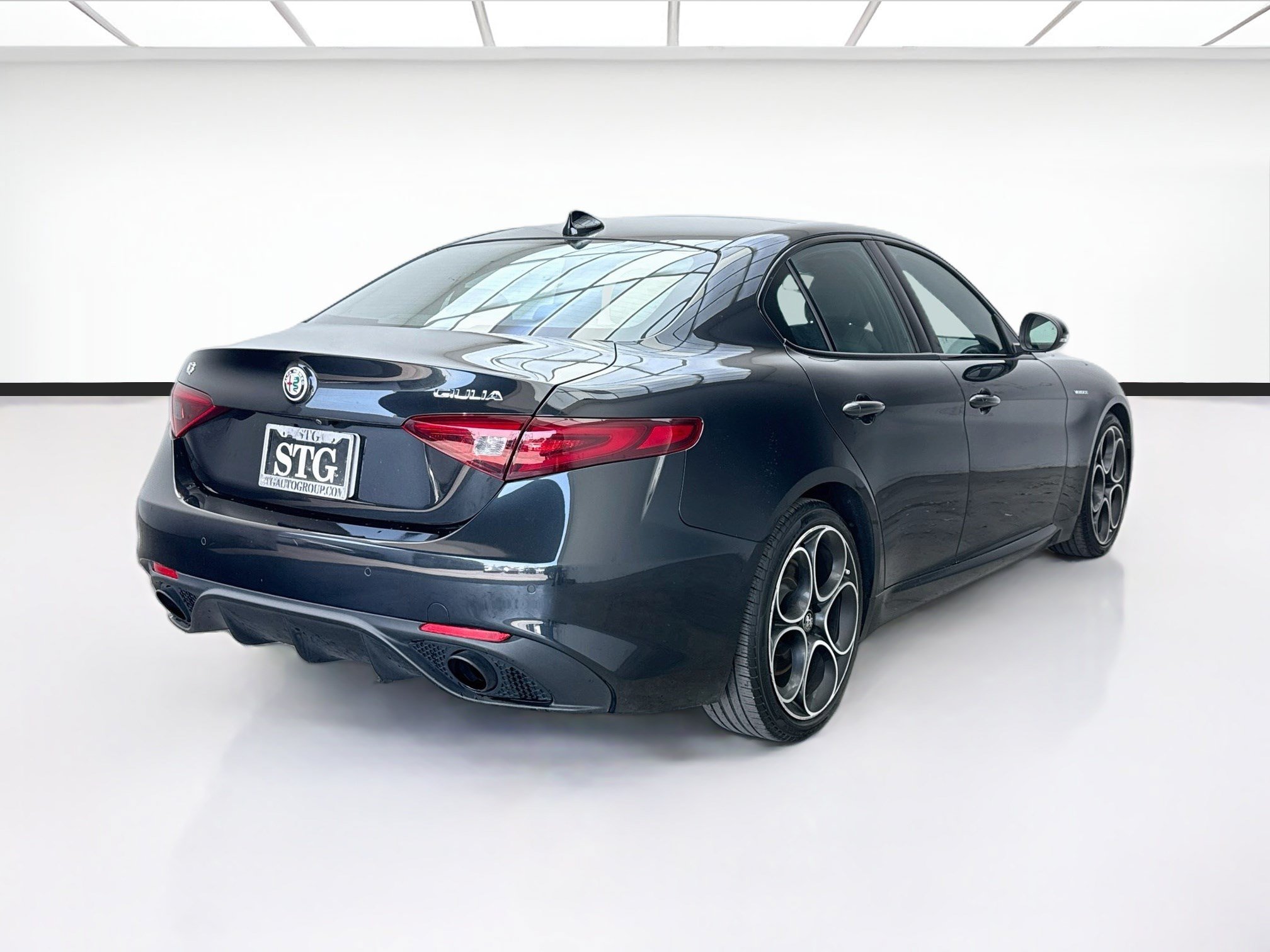 Used 2023 Alfa Romeo Giulia Veloce RWD image 4