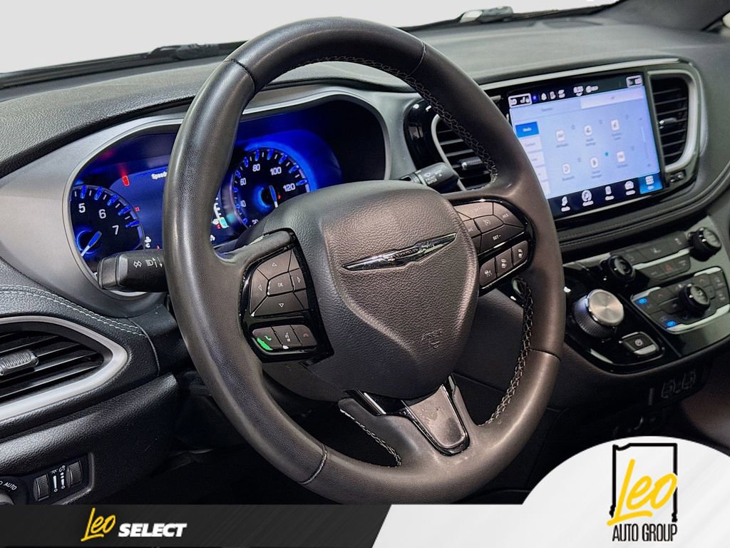 Used 2022 Chrysler Pacifica Touring-L w/ S Appearance Package image 11