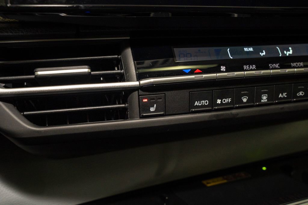 Used 2025 Toyota Sienna XLE image 17