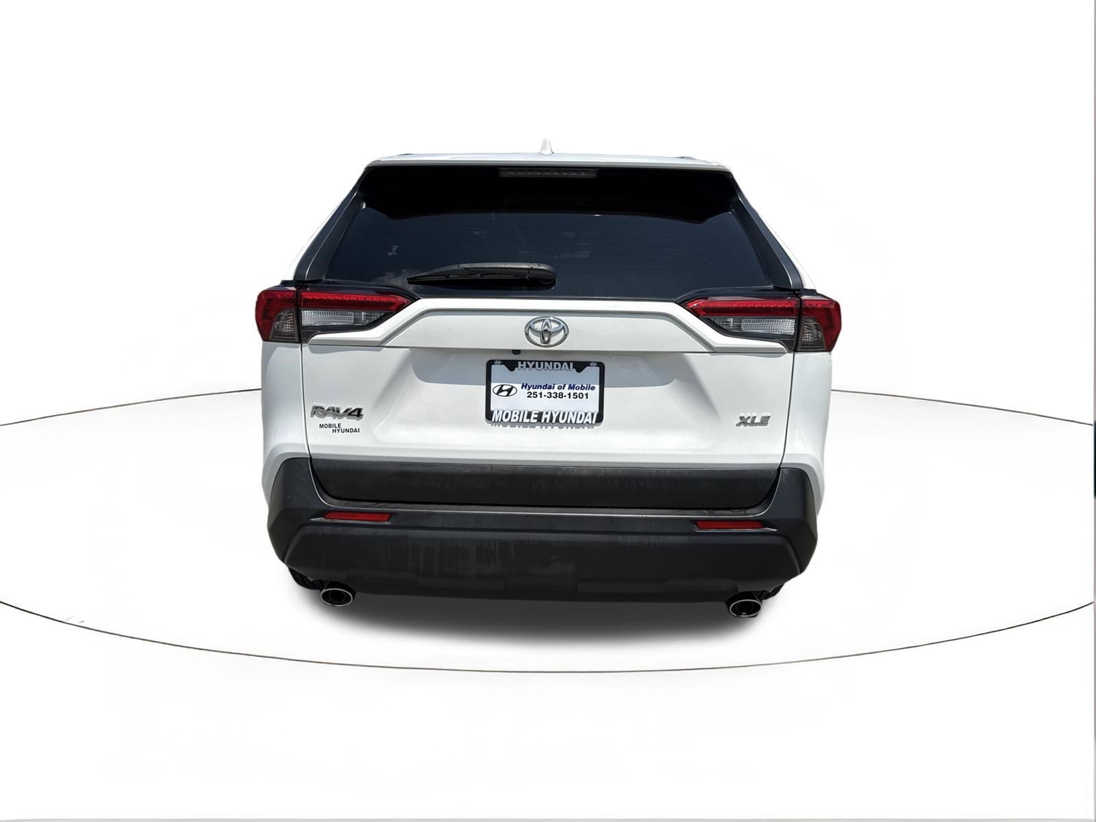 Used 2021 Toyota RAV4 XLE w/ Convenience Package FWD image 4