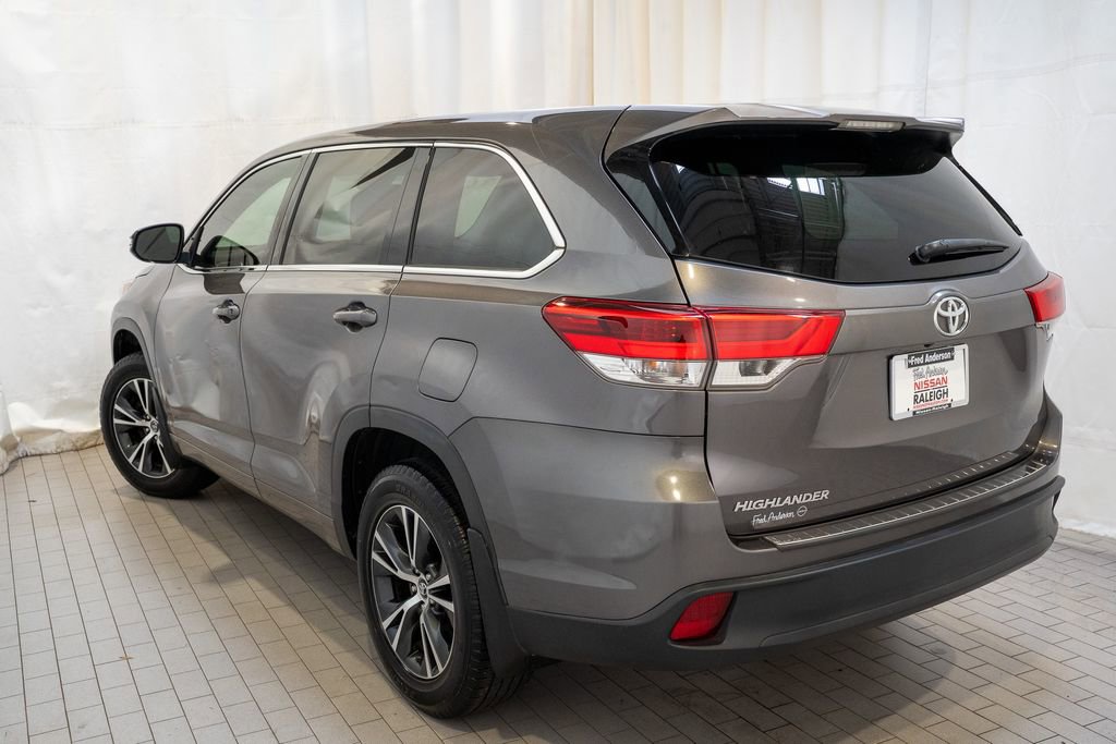 Used 2017 Toyota Highlander LE image 3