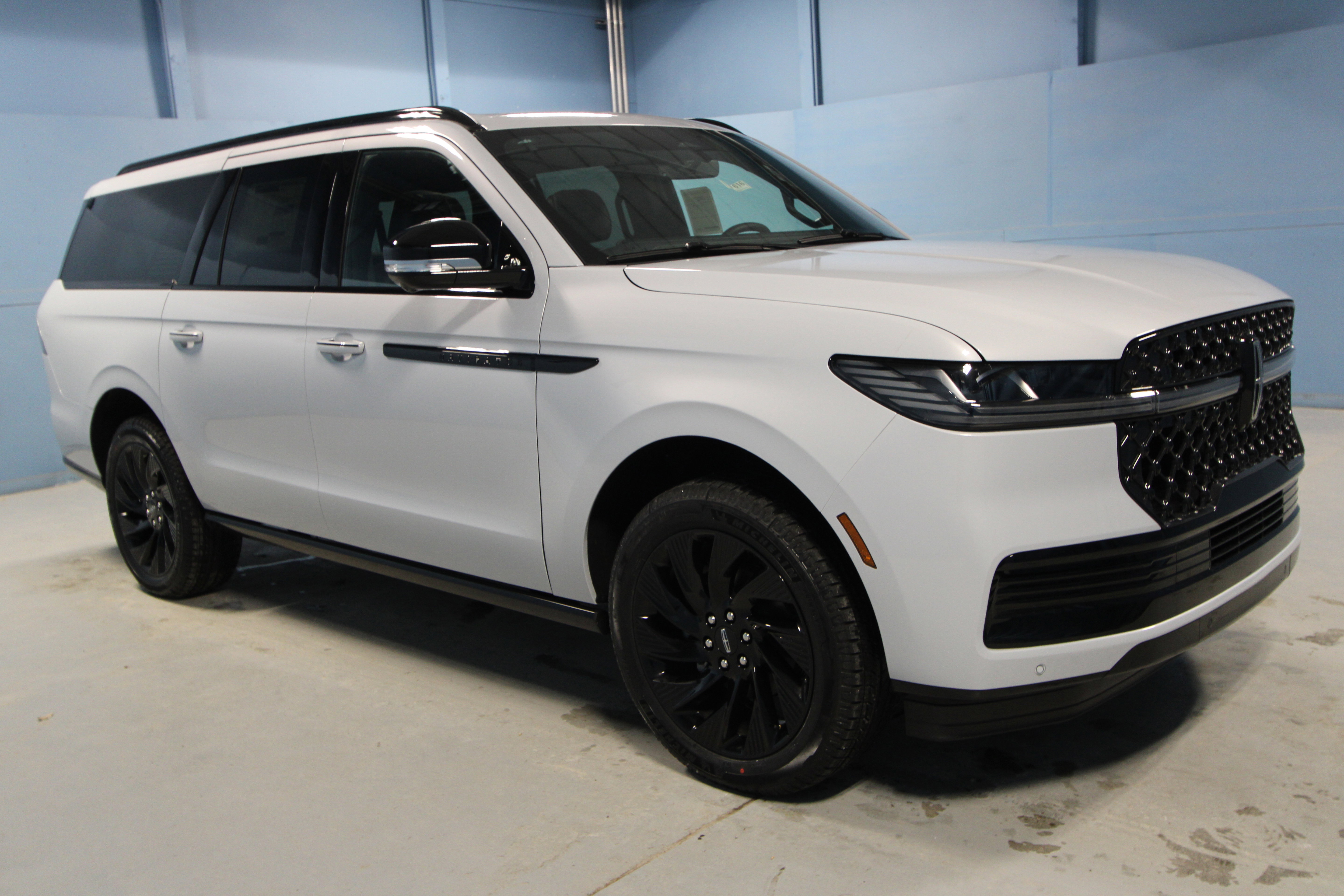 New 2026 Lincoln Navigator L Reserve w/ Jet Appearance Package image 1