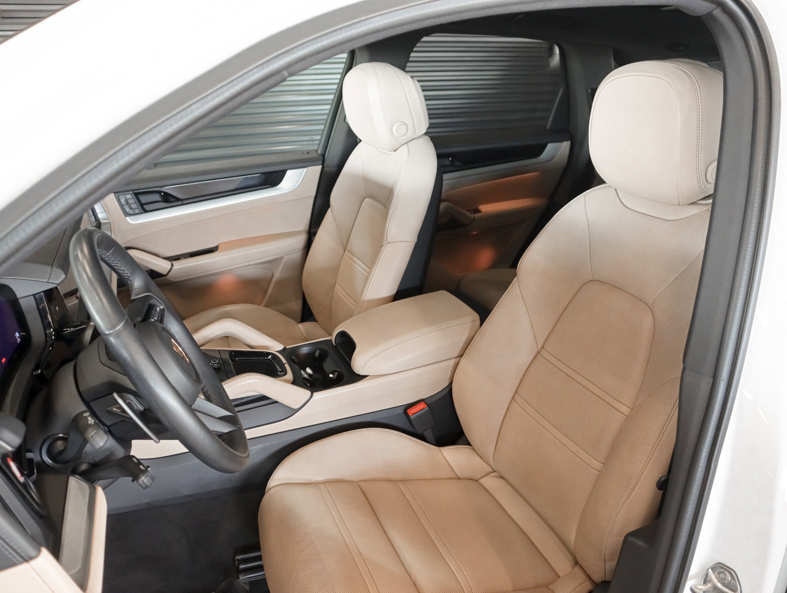 Used 2024 Porsche Cayenne AWD/4WD image 5