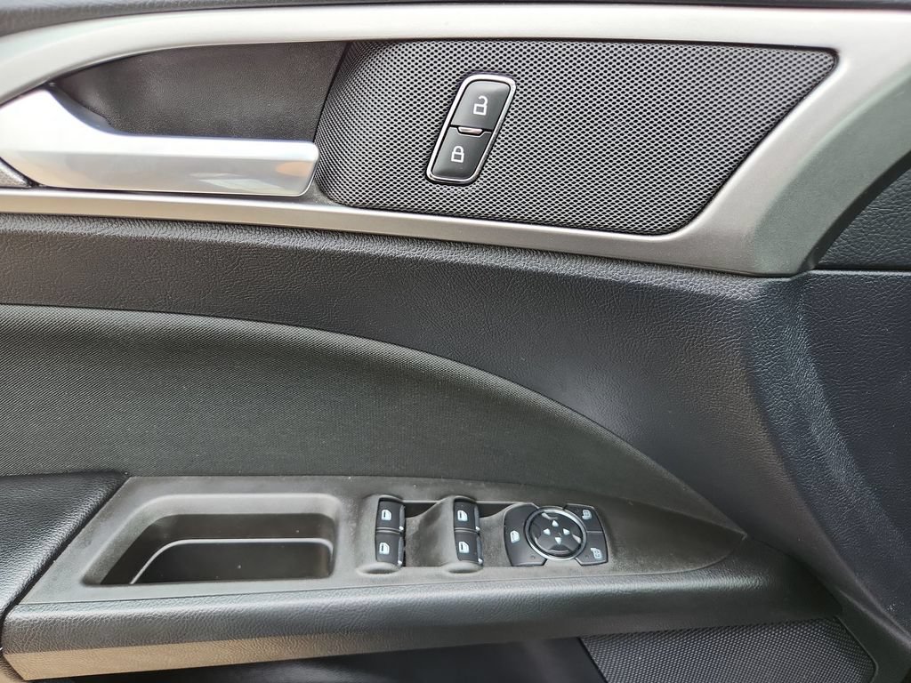 Used 2020 Ford Fusion SE AWD/4WD image 5