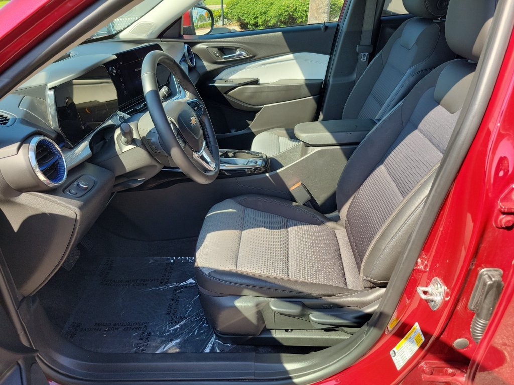 Used 2025 Chevrolet Trax LT w/ LT Convenience Package FWD image 26