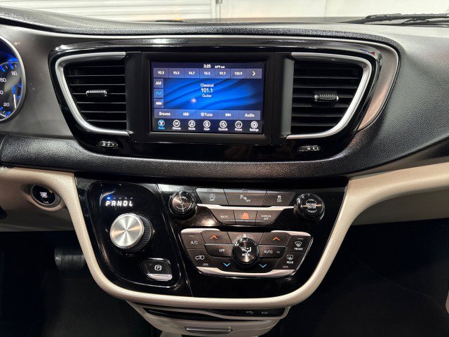 Used 2020 Chrysler Pacifica Touring-L image 19