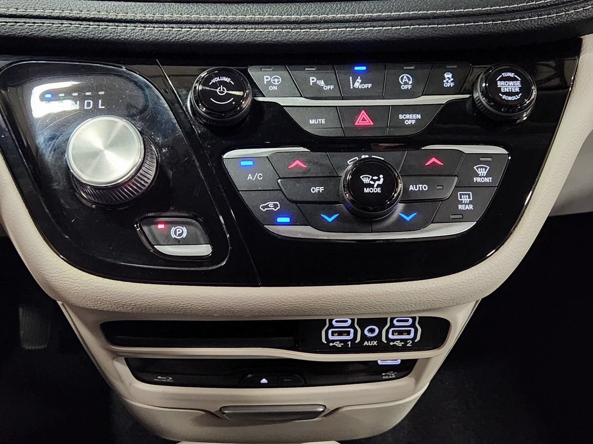 Used 2022 Chrysler Pacifica Touring-L w/ Uconnect Theater Family Group AWD/4WD image 39