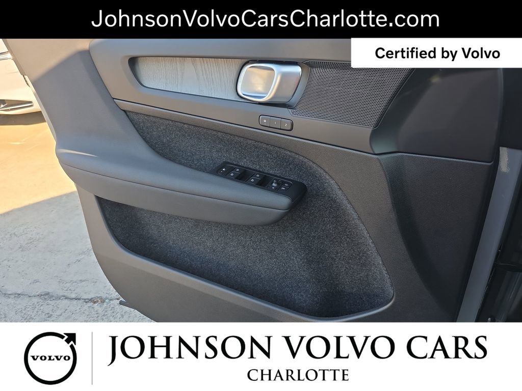 Used 2025 Volvo XC40 B5 Core image 28