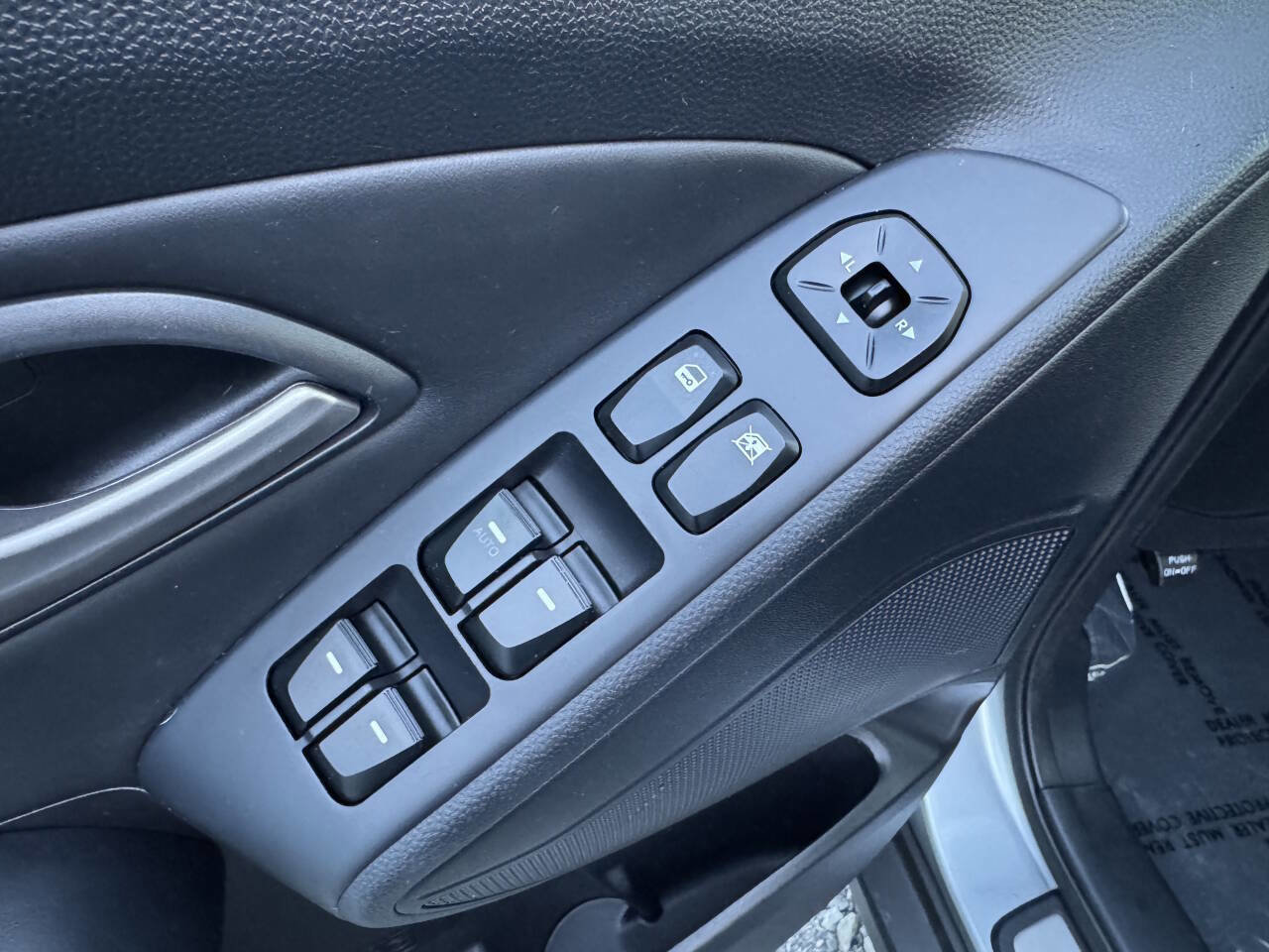 Used 2011 Hyundai Tucson Limited image 12