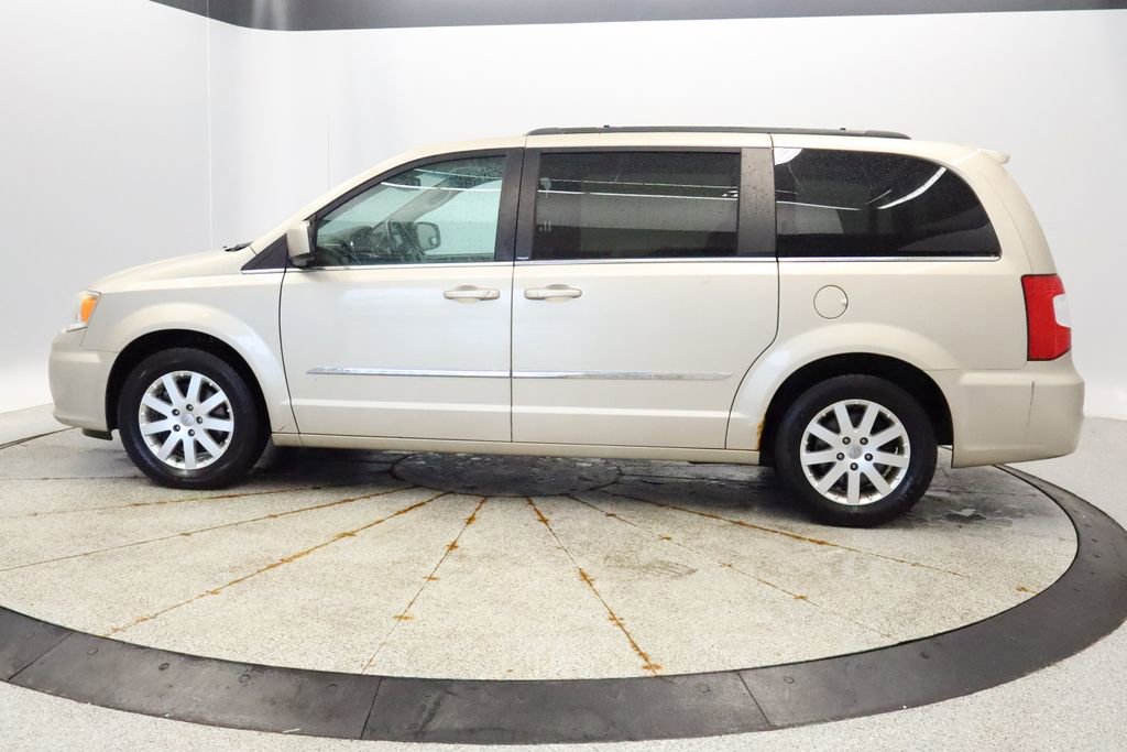Used 2014 Chrysler Town & Country Touring FWD image 2