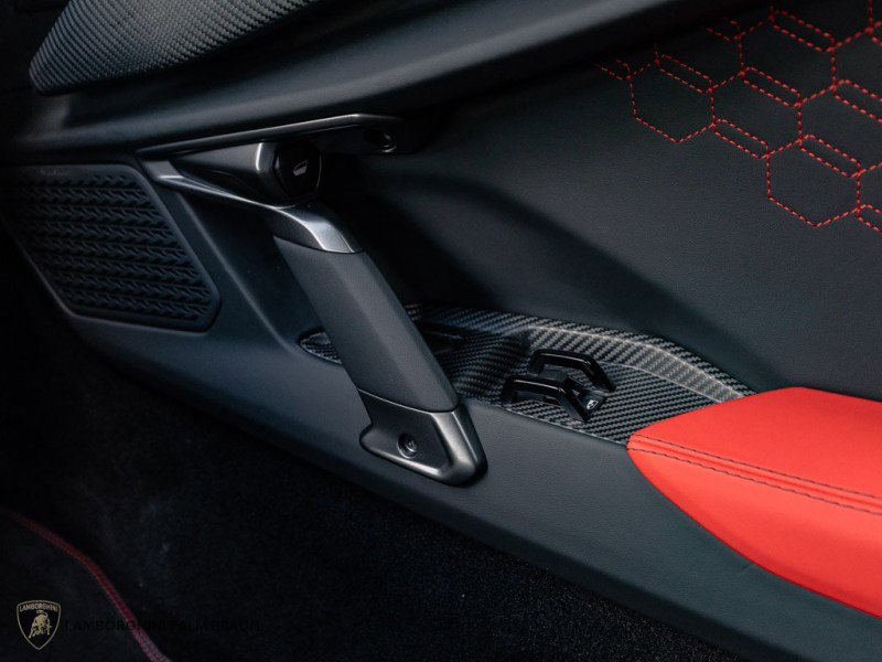 Used 2025 Lamborghini Revuelto image 12