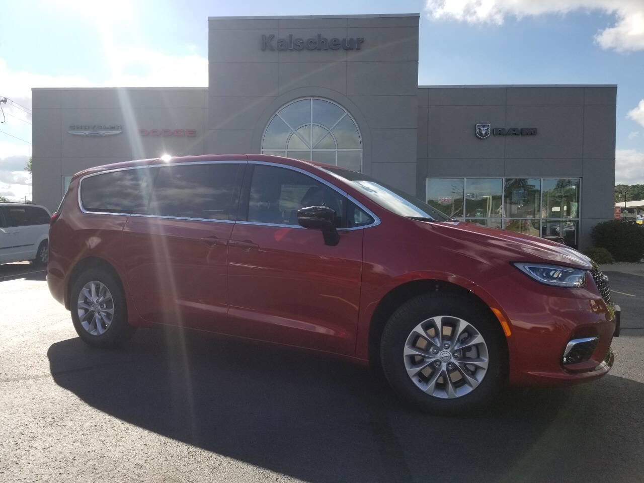 New 2025 Chrysler Pacifica Select image 1