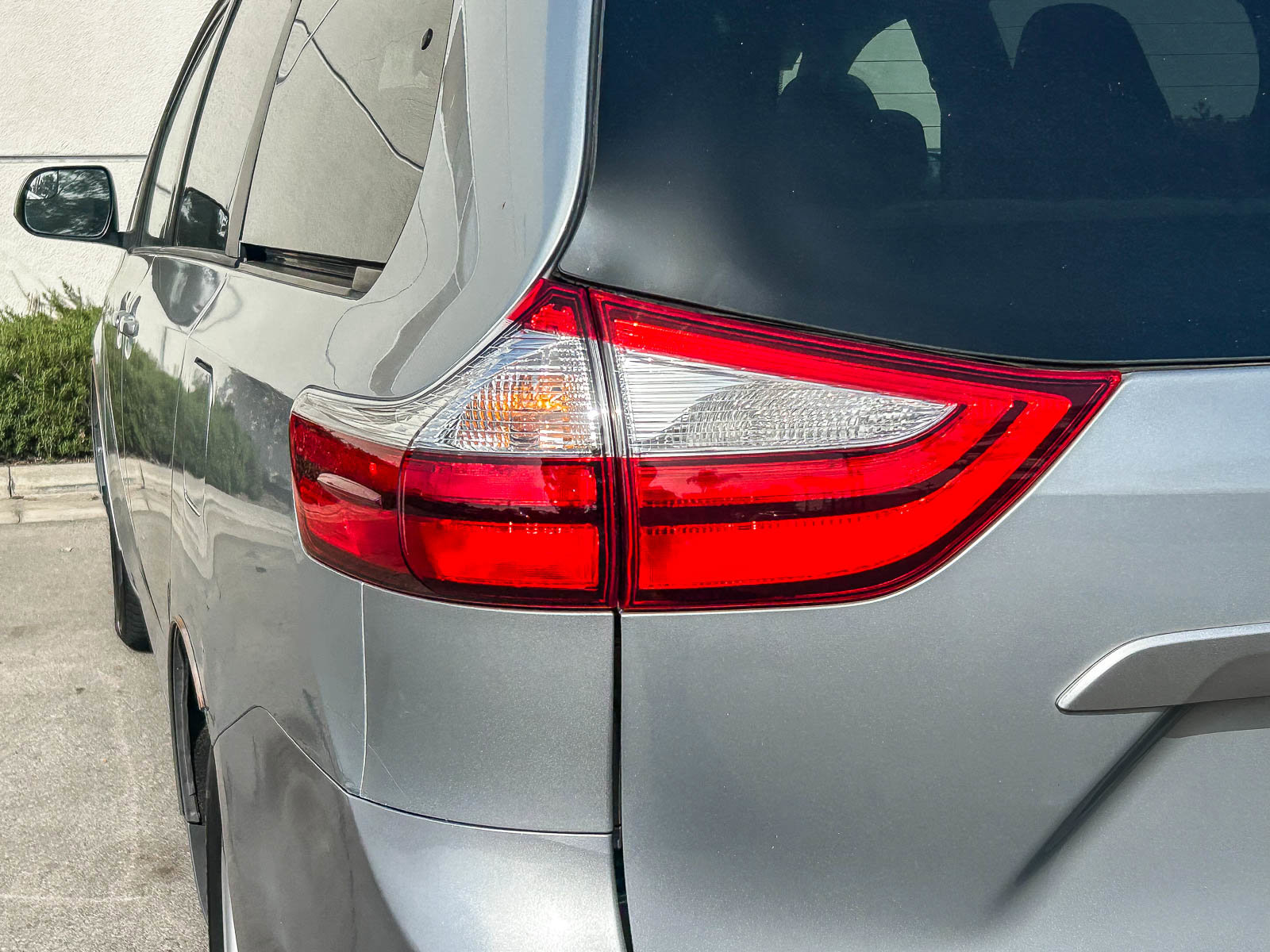 Used 2015 Toyota Sienna LE w/ Four Season Floor Mat Package image 9