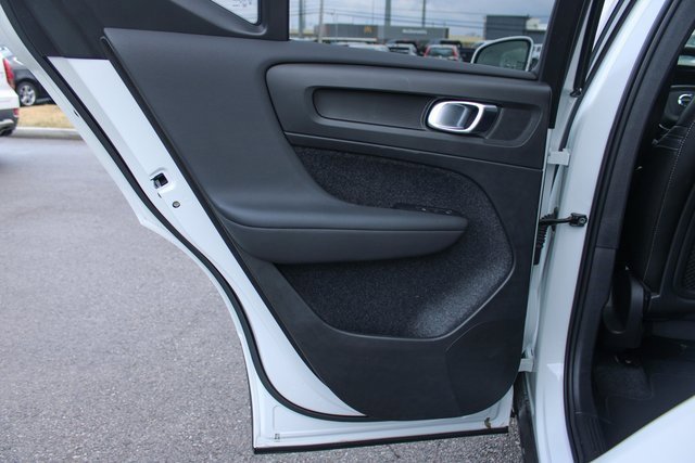 Used 2025 Volvo XC40 B5 Plus image 33