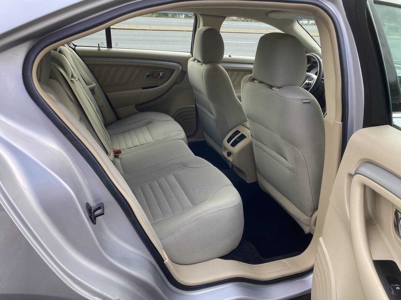 Used 2017 Ford Taurus SE image 12