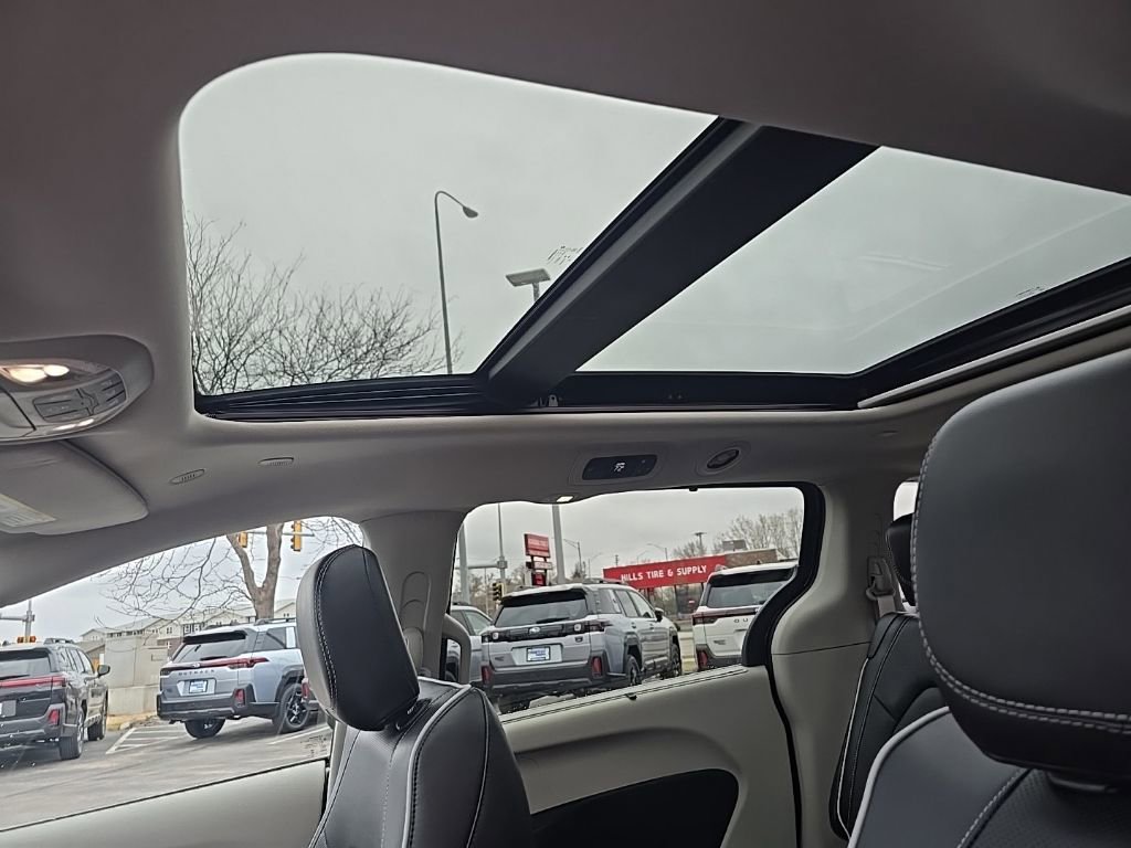 Used 2022 Chrysler Pacifica Limited image 16