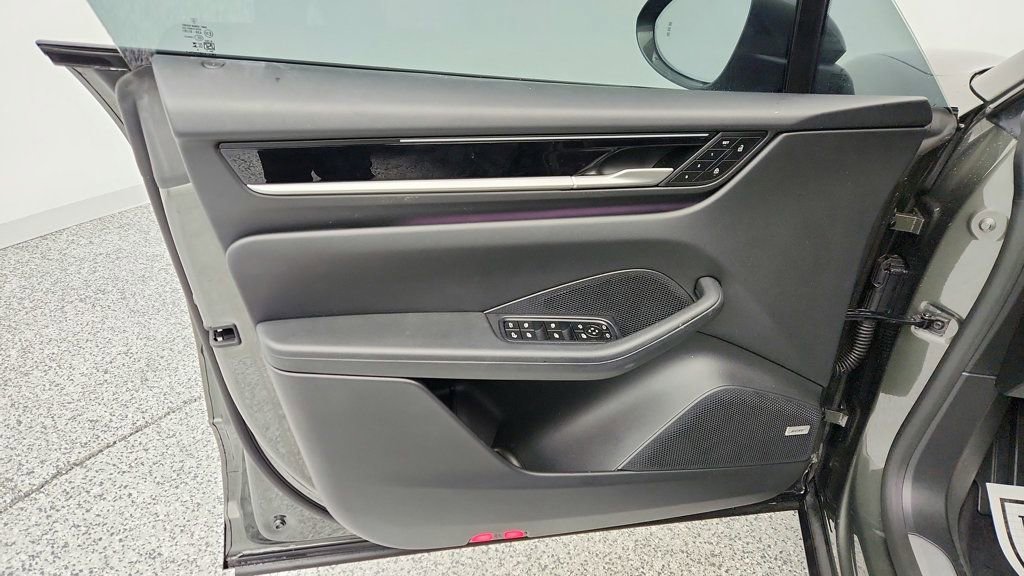 Used 2025 Porsche Macan Electric w/ Premium Package image 11