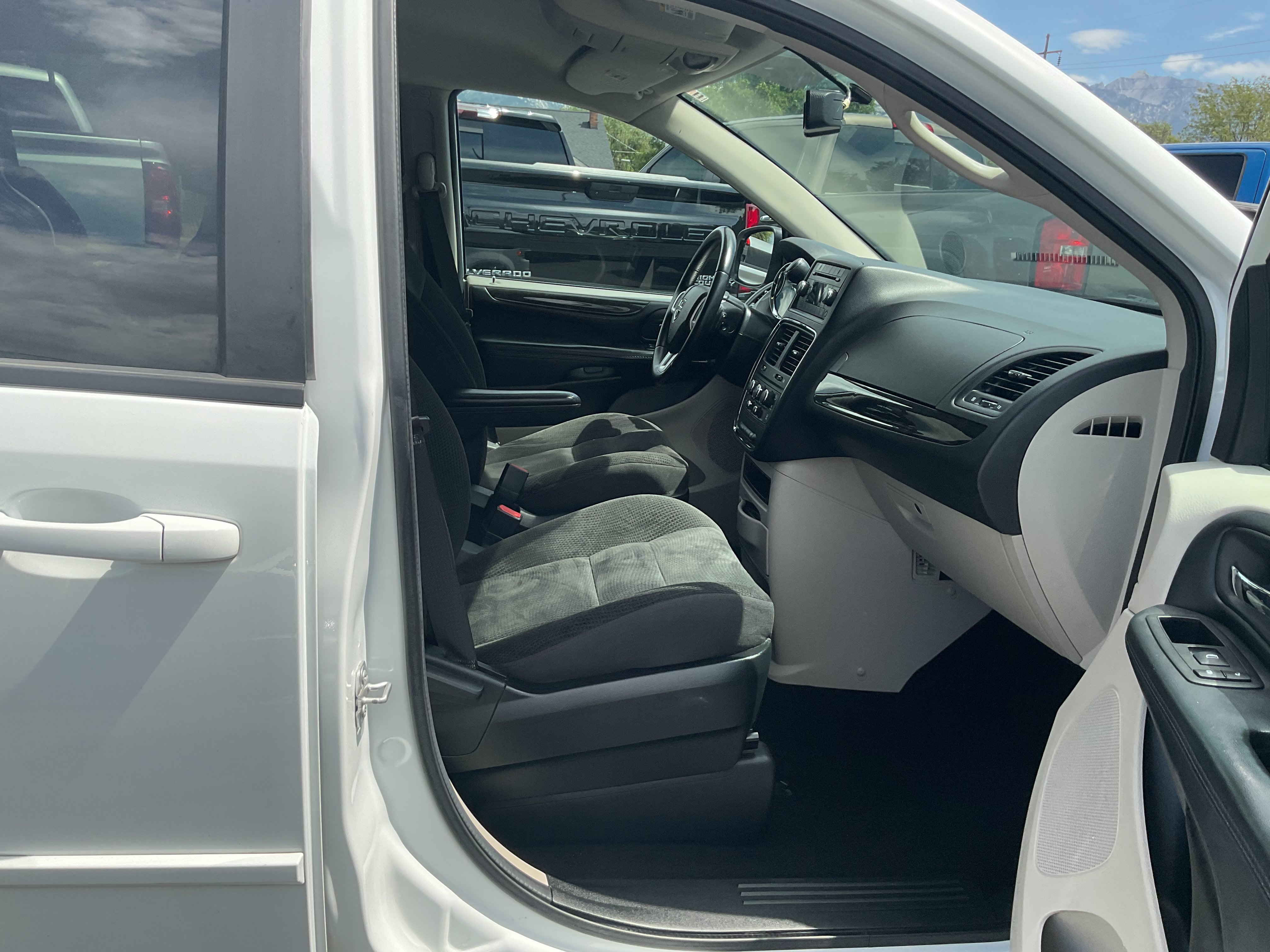 Used 2017 Dodge Grand Caravan SE w/ UConnect Hands-Free Group FWD image 18