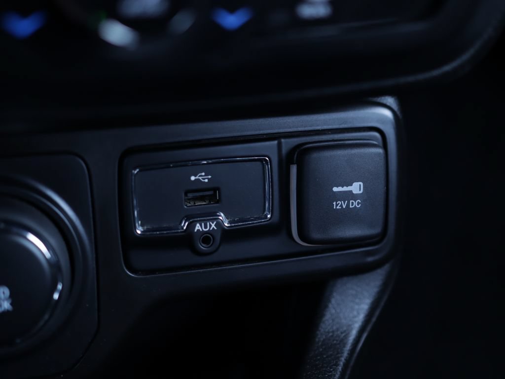Used 2020 Jeep Renegade Latitude w/ Cold Weather Group AWD/4WD image 17