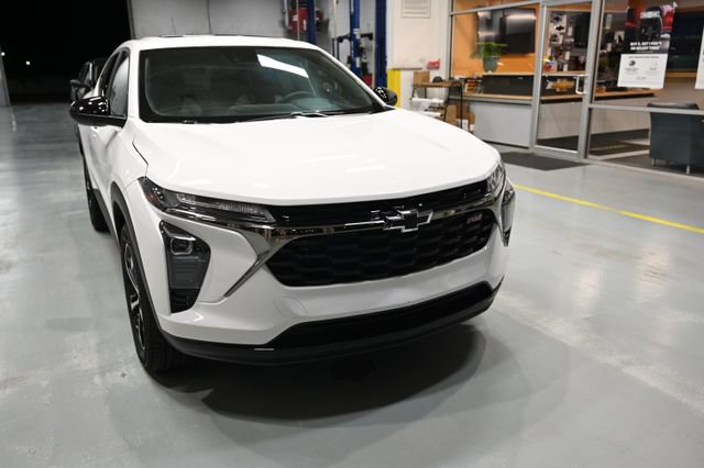 New 2026 Chevrolet Trax RS w/ Sunroof Package FWD image 3