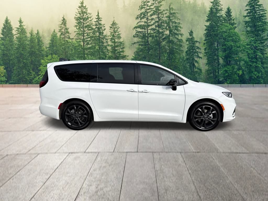 New 2026 Chrysler Pacifica Select image 2
