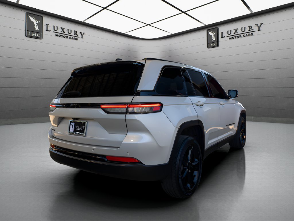 Used 2023 Jeep Grand Cherokee Altitude AWD/4WD image 8