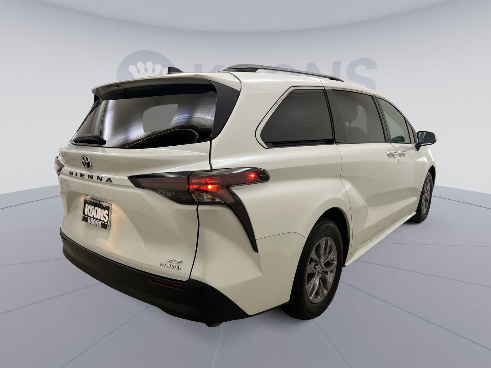 Used 2024 Toyota Sienna XLE image 5