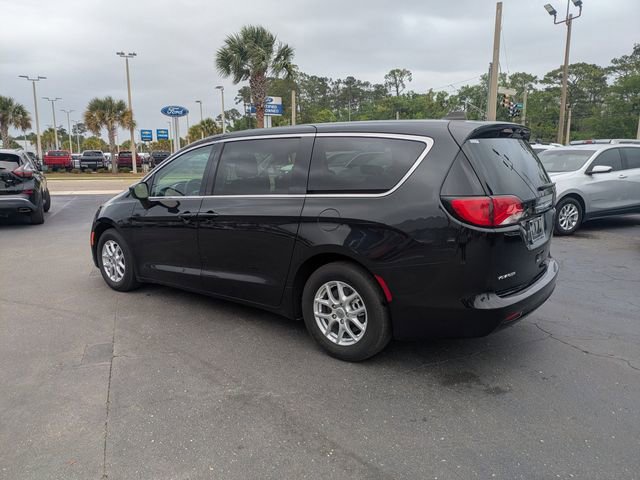 Used 2023 Chrysler Voyager LX image 5