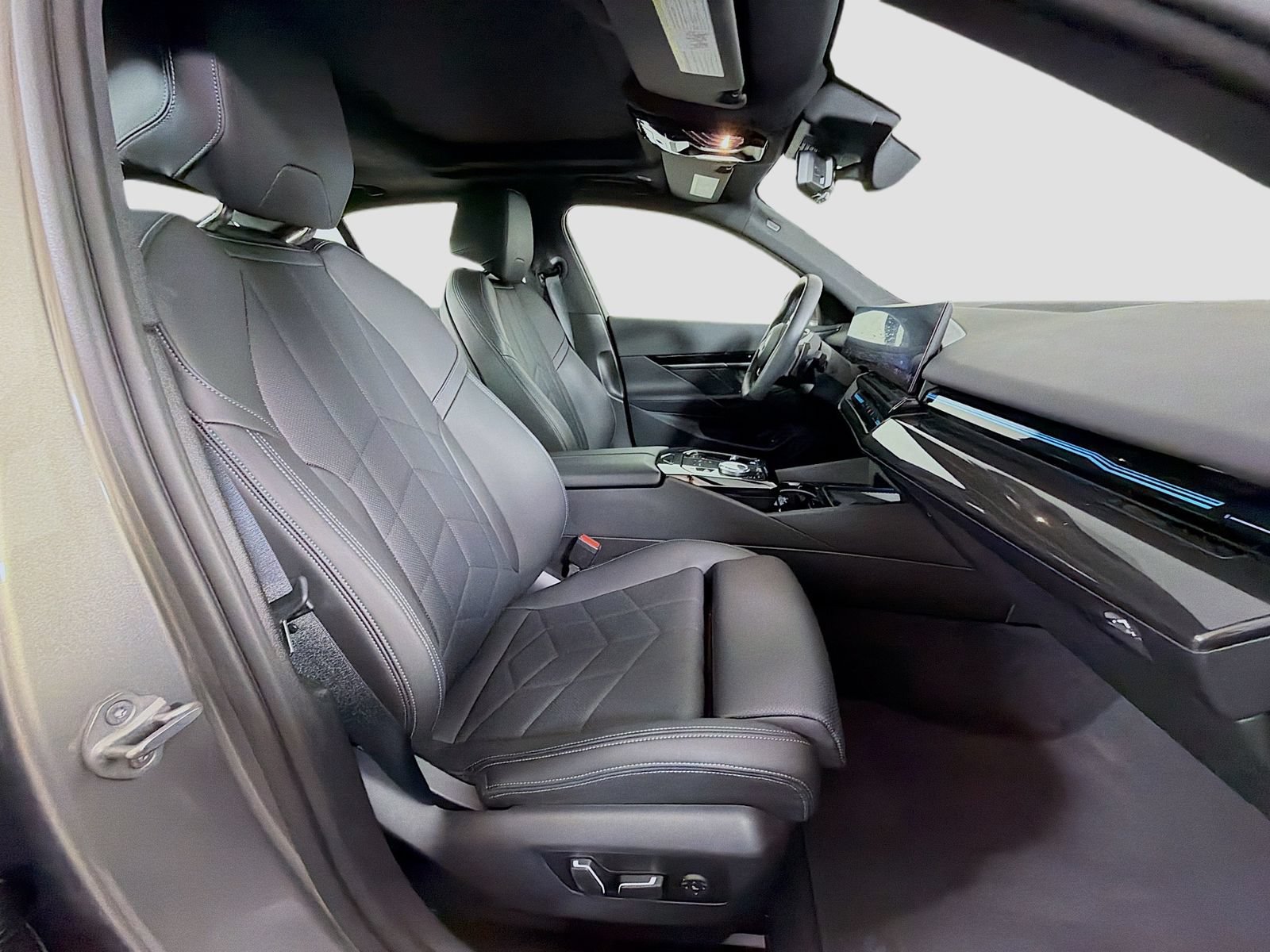 Used 2024 BMW 530i xDrive w/ Premium Package AWD/4WD image 31