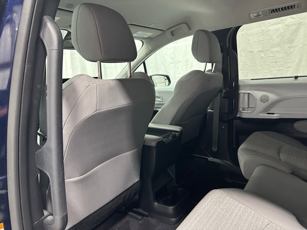 Used 2025 Toyota Sienna LE image 47