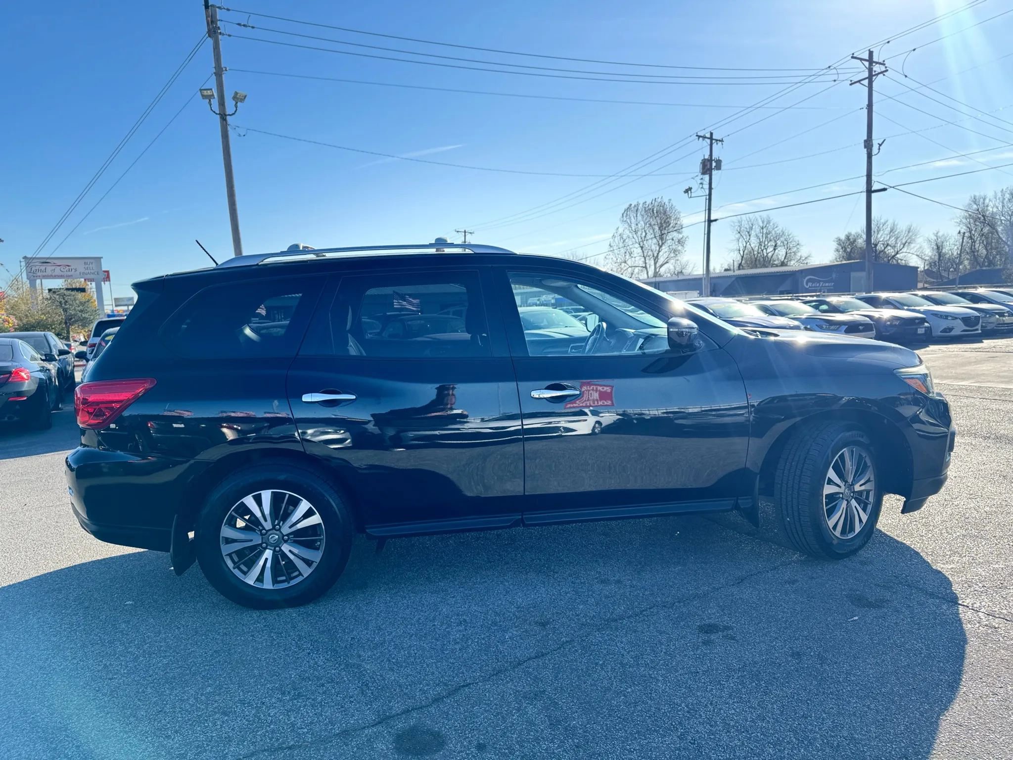 Used 2017 Nissan Pathfinder SV image 2