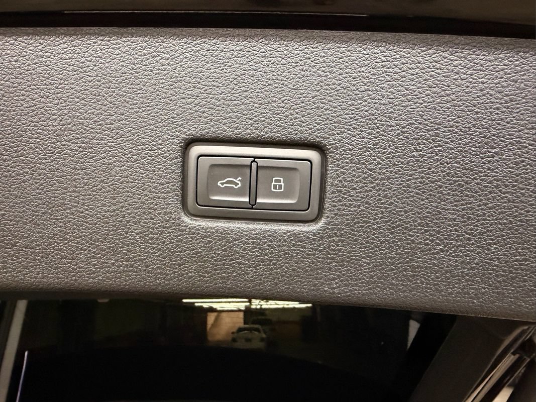 Used 2019 Audi Q8 Prestige w/ Luxury Package AWD/4WD image 12