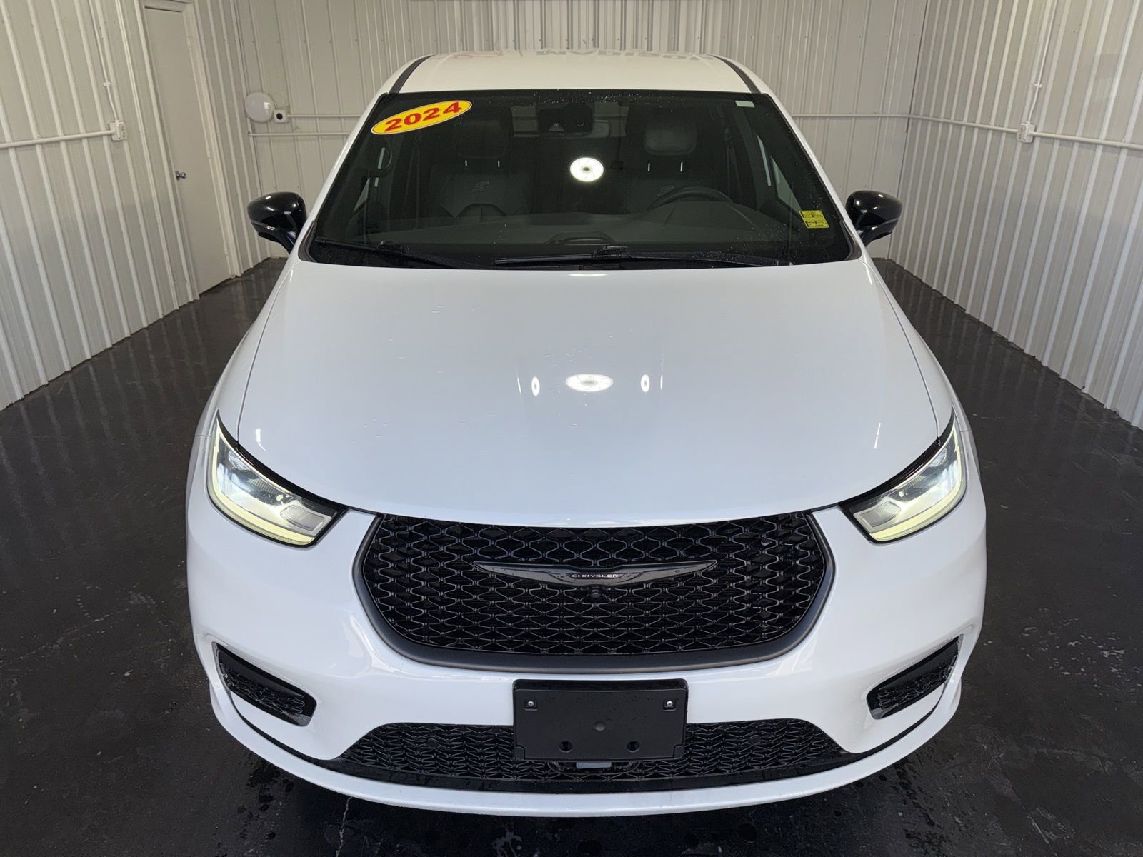 Used 2024 Chrysler Pacifica Select image 5