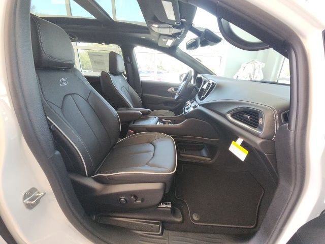 New 2025 Chrysler Pacifica Limited image 17